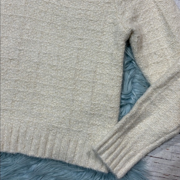 Evereve Ashlyn Strong Shoulder V-Neck Sweater in Cream Metallic - Picture 9 of 9